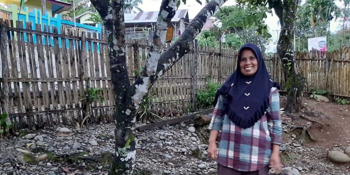 Heni Herawati, aktif mengajak para perempuan ikut terlibat aktif dalam setiap program di desa itu, baik penghijauan, menanam kayu, pelatihan mengelola tanaman kopi dan lain-lain. Foto: Indra Nugraha/ Mongabay Indonesia