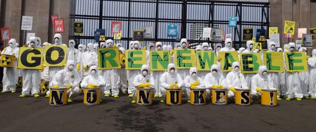 Aksi Greenpeace tolak PLTN, dan bersegera beralih ke energi terbarukan, Jumat pekan lalu di depan Gedung DPR Jakarta. Foto: Sapariah Saturi/ Mongabay Indonesia
