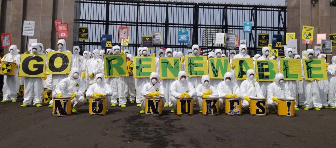 Aksi Greenpeace tolak PLTN, dan bersegera beralih ke energi terbarukan, Jumat pekan lalu di depan Gedung DPR Jakarta. Foto: Sapariah Saturi/ Mongabay Indonesia