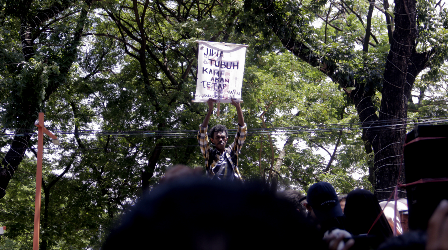  Spanduk dan orasi yang dibentangkan saat sidang putusan warga Bara-barayya di Pengadilan Negeri Makassar. Foto: Eko Rusdianto/ Mongabay Indonesia