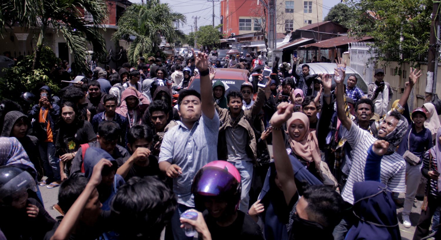 Warga Bara-barayya, bahagia menyambut kemenangan. Foto: Eko Rusdianto/ Mongabay Indonesia