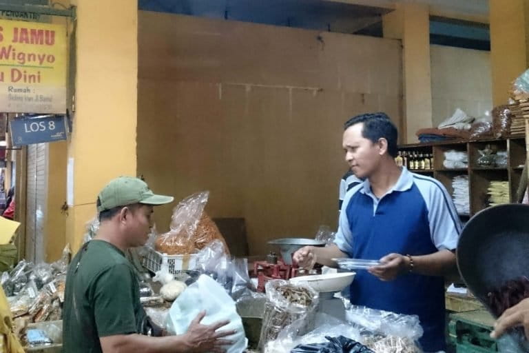 Suasana Pasar Beringharjo Yogyakarta di los jamu lebih ramai dari biasa. Foto: Nuswantoro/ Mongabay Indonesia