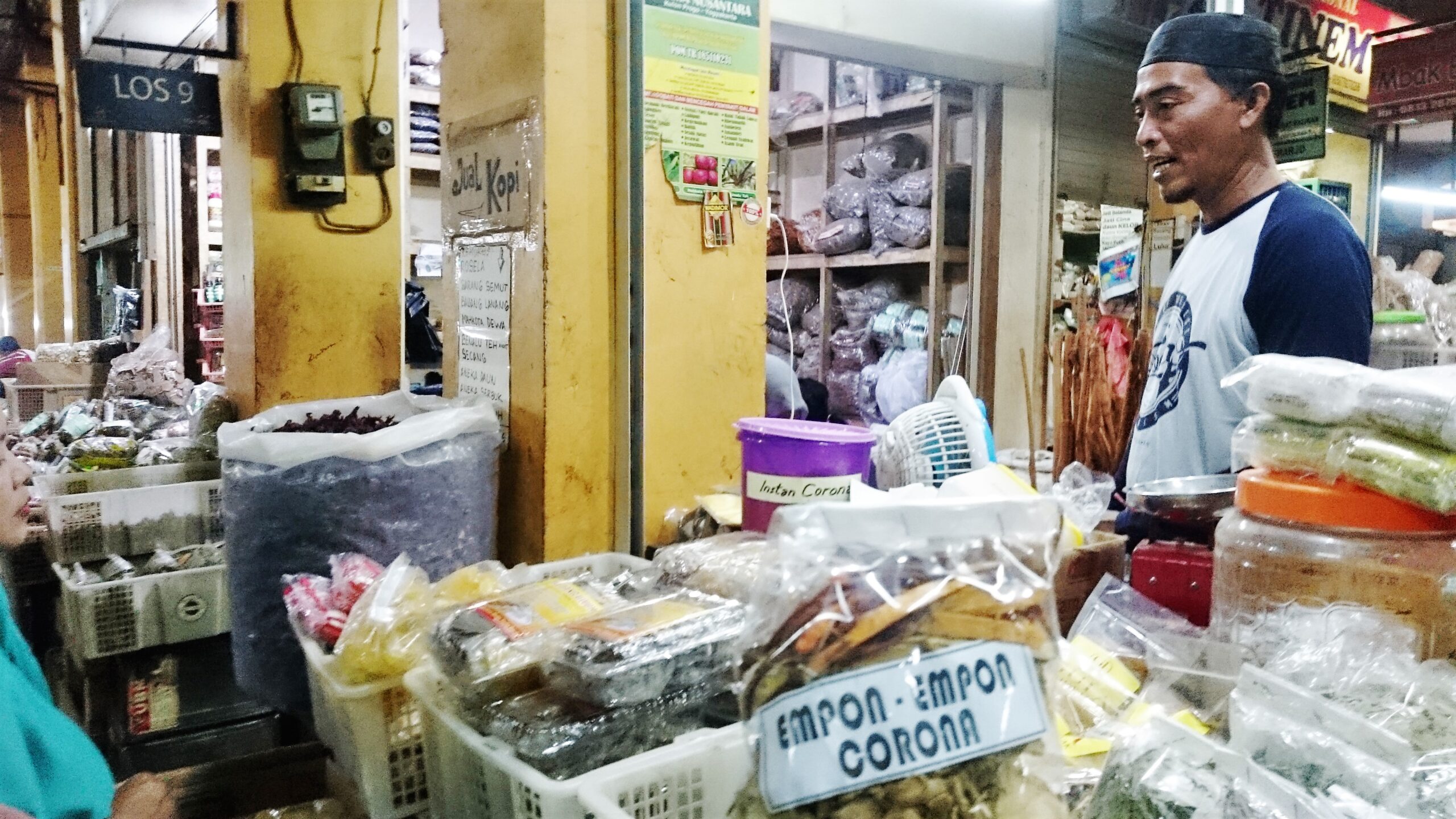 Purwoto melayana pembeli, yang banyak pesan empon-empon corona. Foto: Nuswantoro/ Mongabay Indonesia