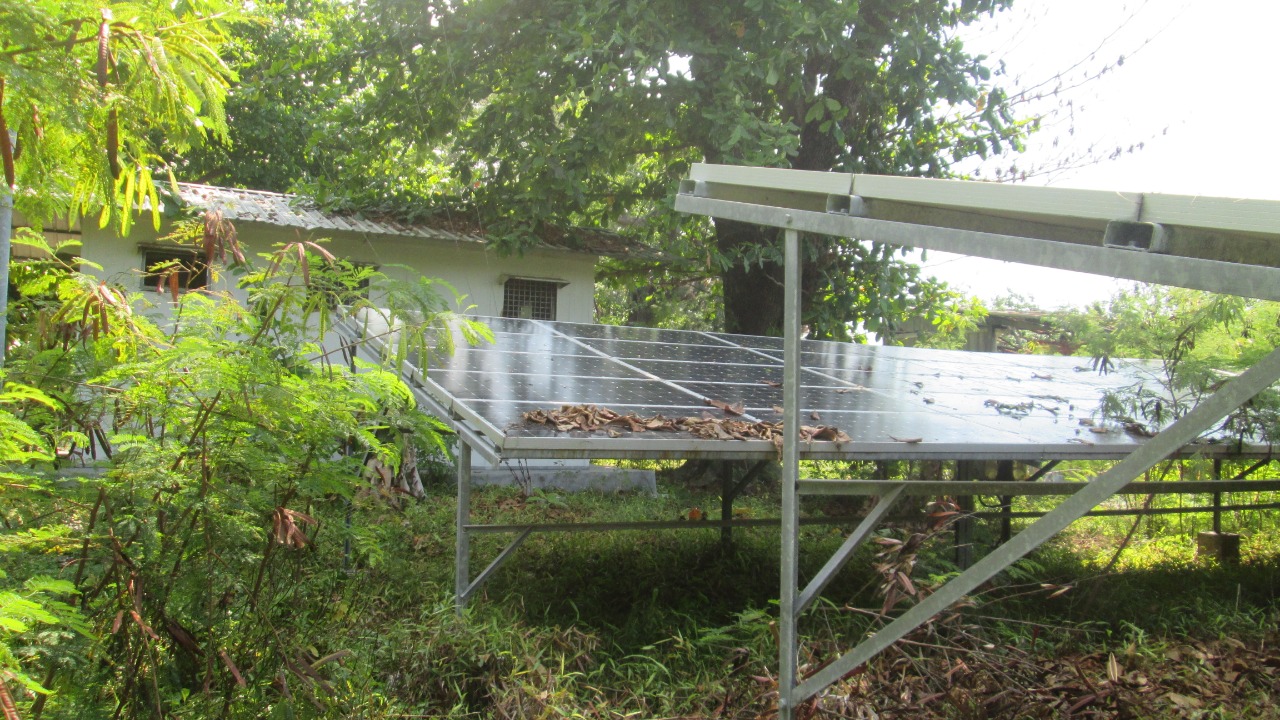 Solar panel dari PLTS yang sekarang tidak lagi digunakan karena kerusakan inverter di Pulau Sebira, Kepulauan Seribu, Jakarta. Foto : Indriyani Astuti/Mongabay Indonesia