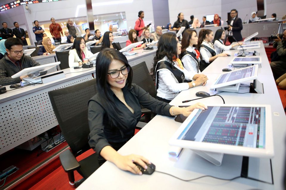 Bursa Efek Jakarta. Ada hal yang penting bisa dilakukan, seperti peningkatan kesadaran dan mempengaruhi para investor agar peka terhadap eksploitasi sumber alam dan dampaknya terhadap bumi. Dalam skala besar, secara sistematis korporasi memerlukan pendanaan, salah satu lewat pasar modal. Foto: Arief Kamaludiin/Katadata 