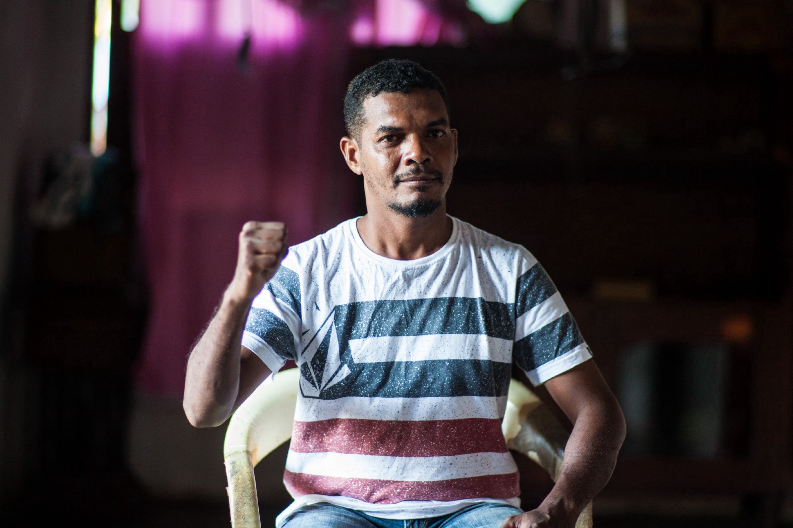 Potret Mika Ganobal. Foto oleh Leo Plunkett/The Gecko Project/Earthsight.