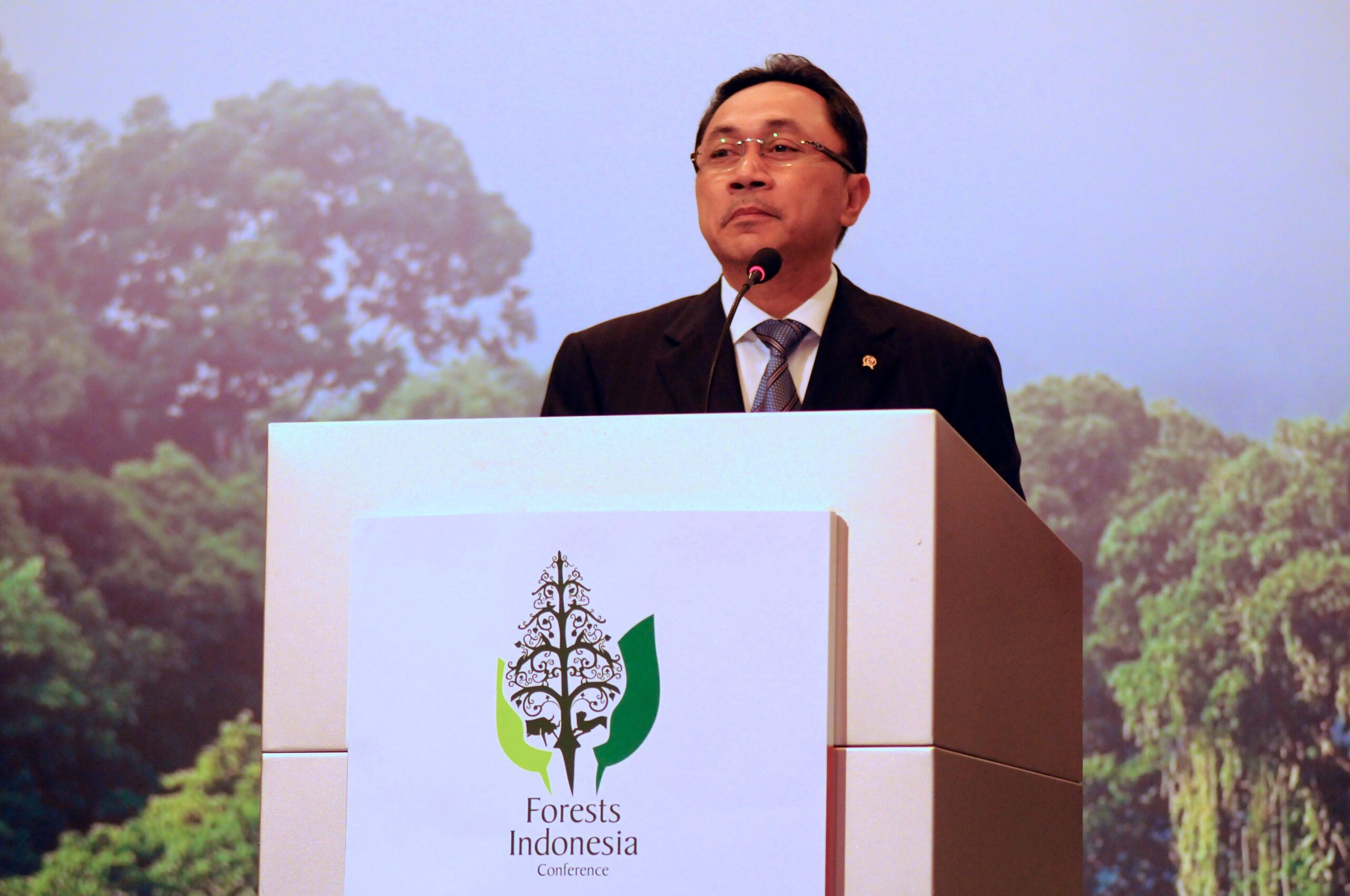 Menteri Kehutanan Zulkifli Hasan tengah berpidato pada penutupan Konferensi Kehutanan Indonesia tahun 2011. Foto oleh Aulia Erlangga/CIFOR.