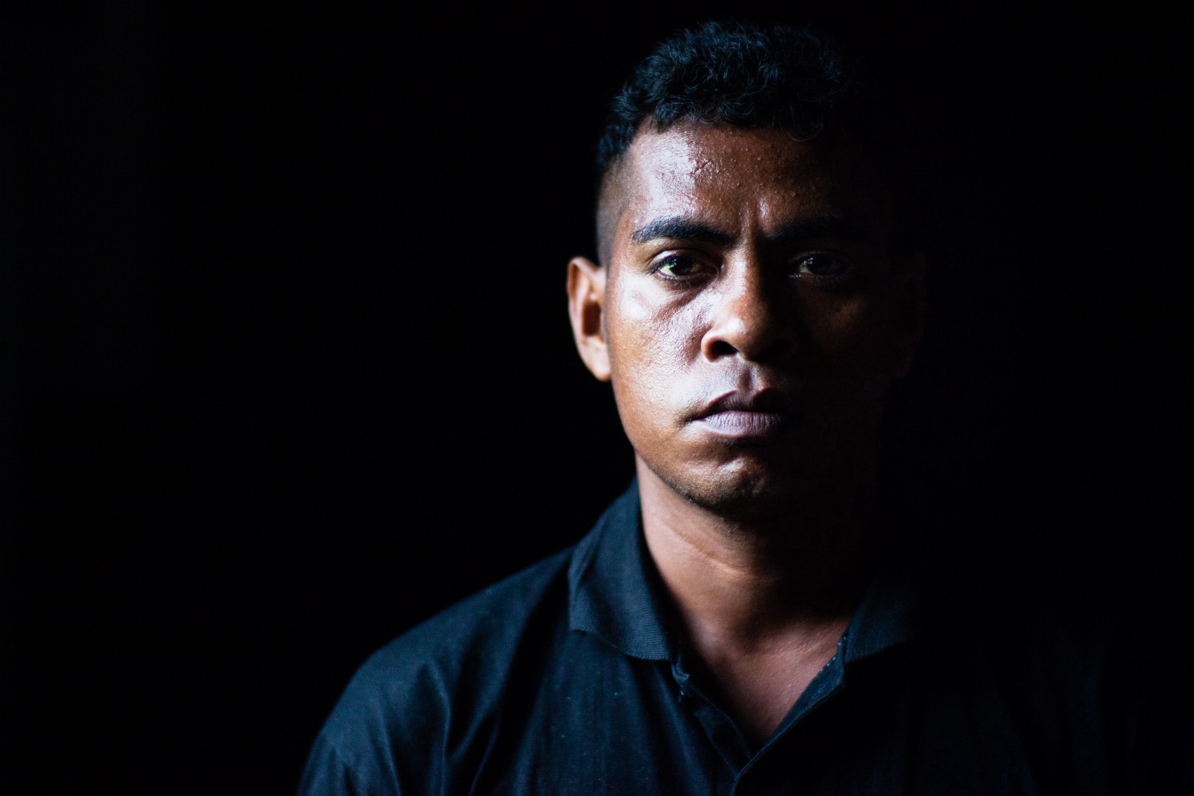 Potret Samuel Irmuply. Foto oleh Leo Plunkett/The Gecko Project/Earthsight.