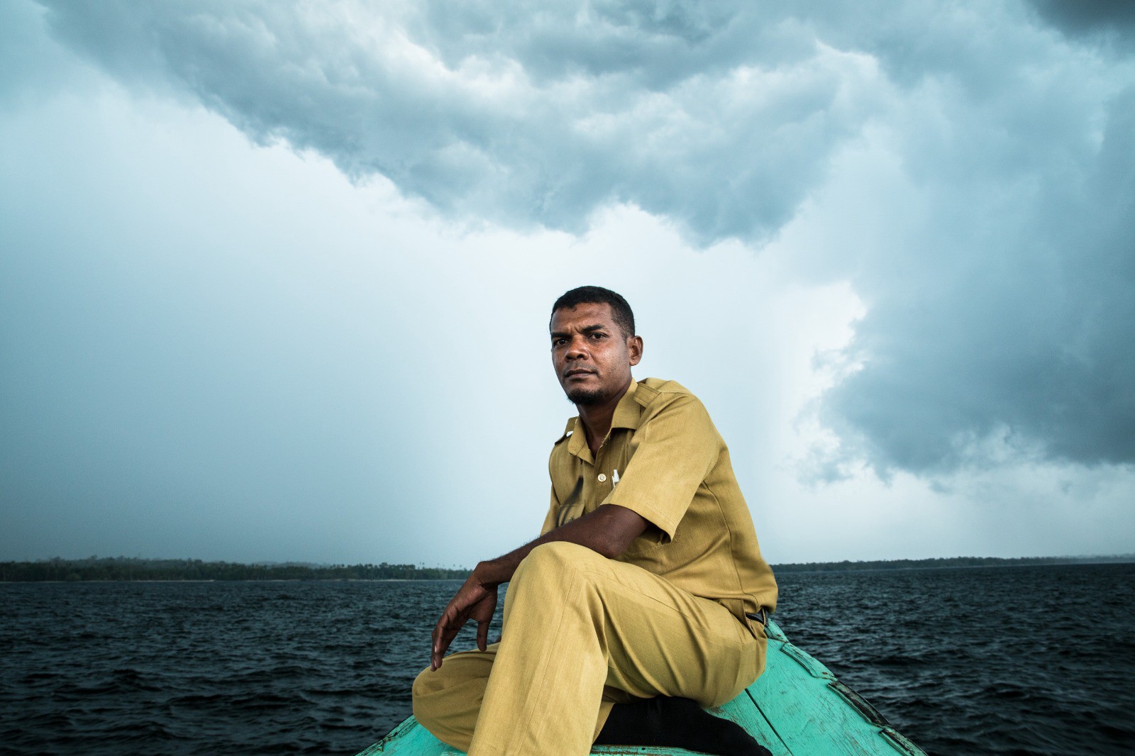 Mika dengan seragam PNS-nya. Foto oleh Nanang Sujana.