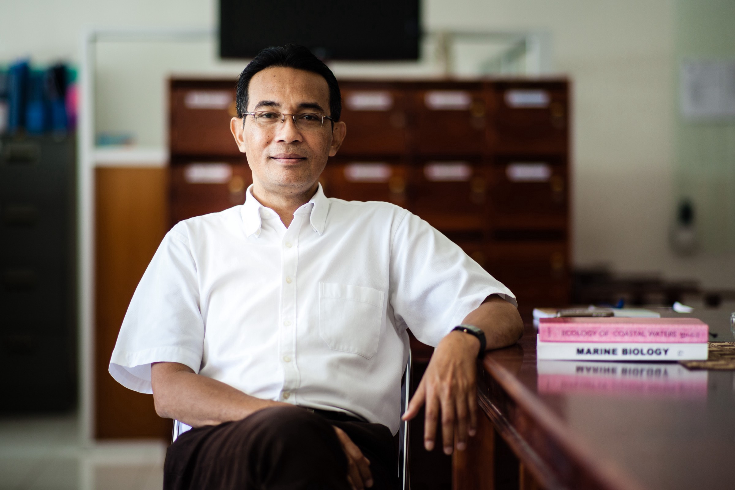 Abraham Khouw di Unpatti. Foto oleh Leo Plunkett/The Gecko Project/Earthsight.