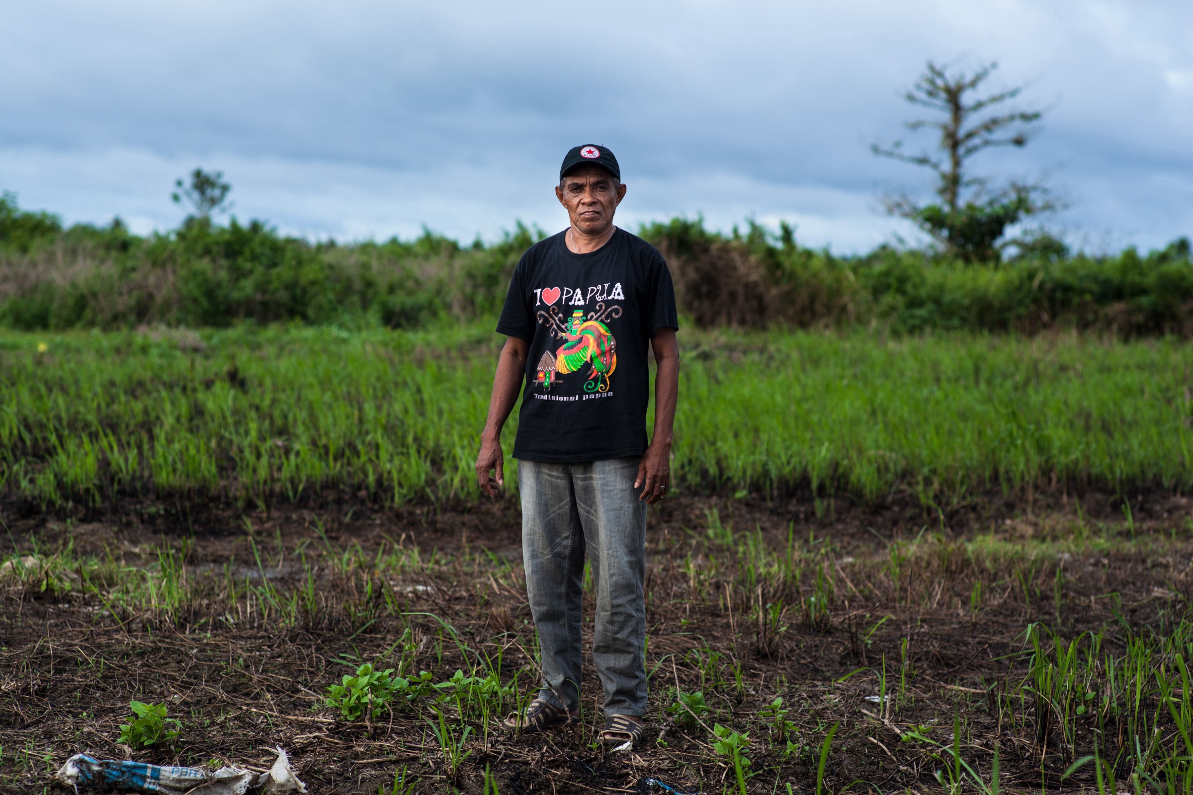Simon Kamsy di Dobo. Simon berjumpa dengan Mika melalui adiknya yang adalah seorang pendeta. Foto oleh Leo Plunkett/The Gecko Project/Earthsight.