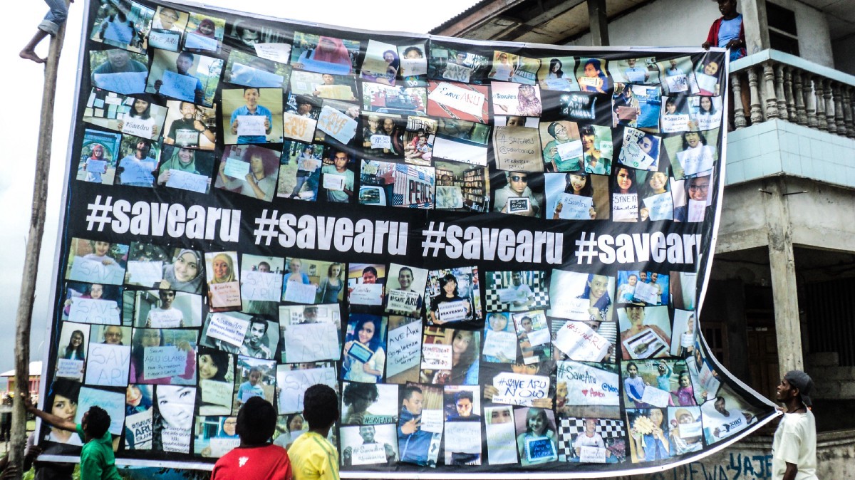 Spanduk kampanye di Dobo