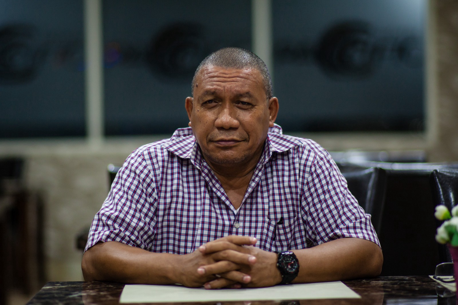 Abraham Tulalessy. Foto oleh Leo Plunkett/The Gecko Project/Earthsight.