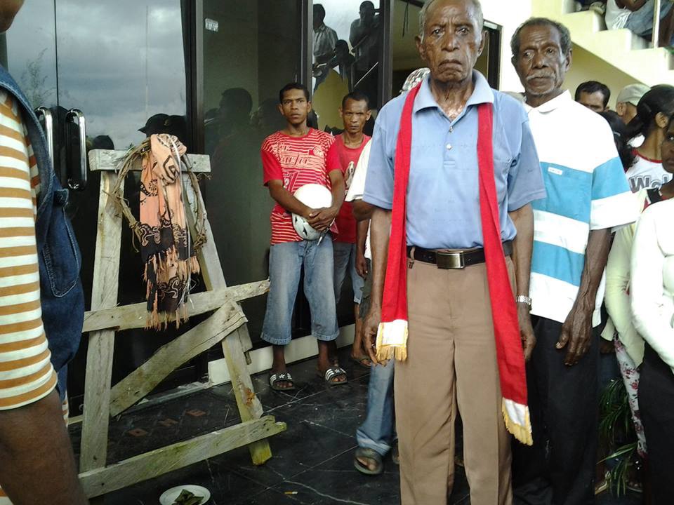 Para pengunjuk rasa dengan sasi di depan pintu utama Gedung DPRD Kabupaten Kepulauan Aru di Dobo.