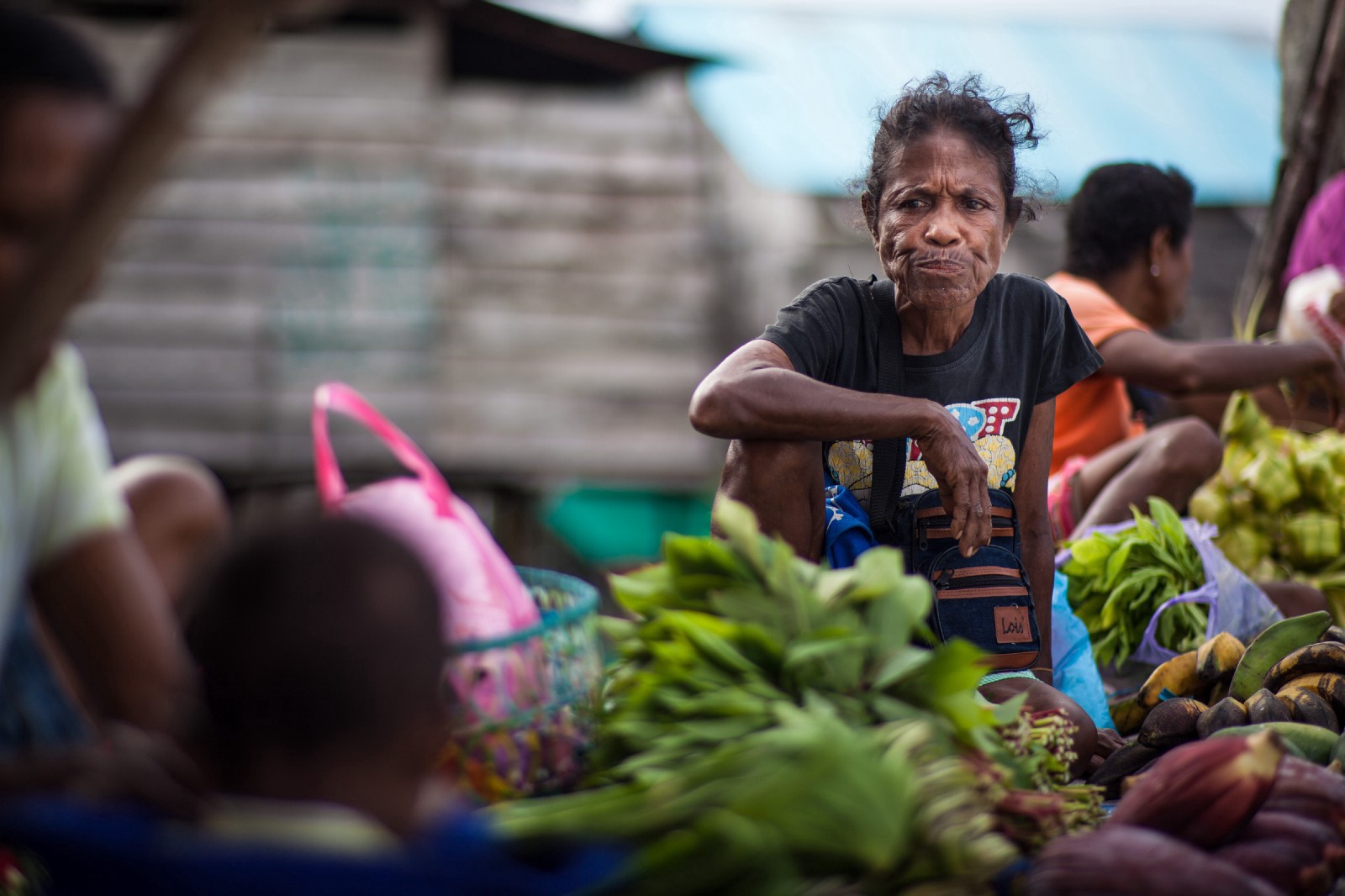 Seorang perempuan menjual sayur-mayur di pasar tradisional di Dobo tahun 2017. Foto oleh Leo Plunkett/The Gecko Project/Earthsight.