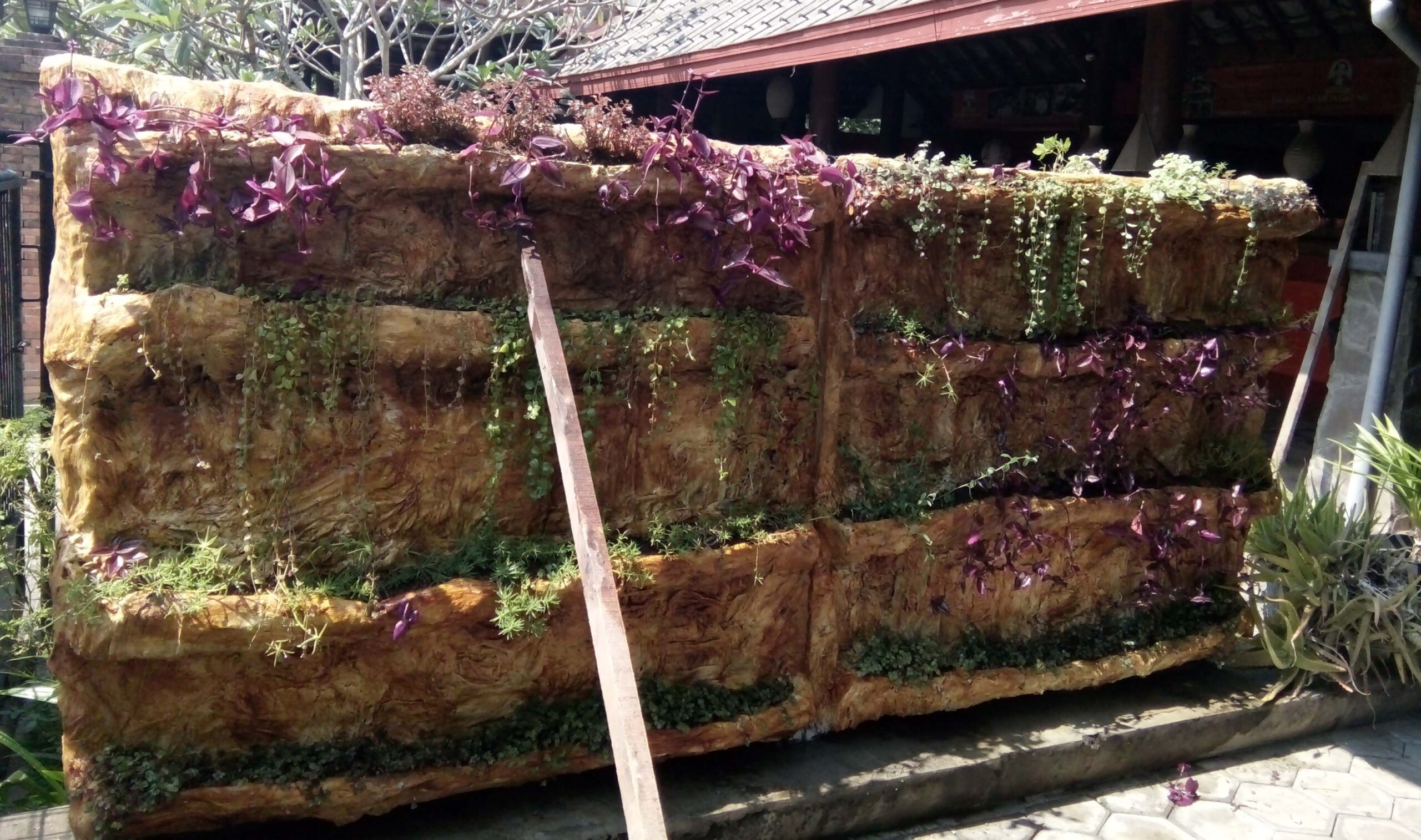 Vertical garden dari popok sekali pakai bekas. Foto: Eko Widianto/ Mongabay Indonesia