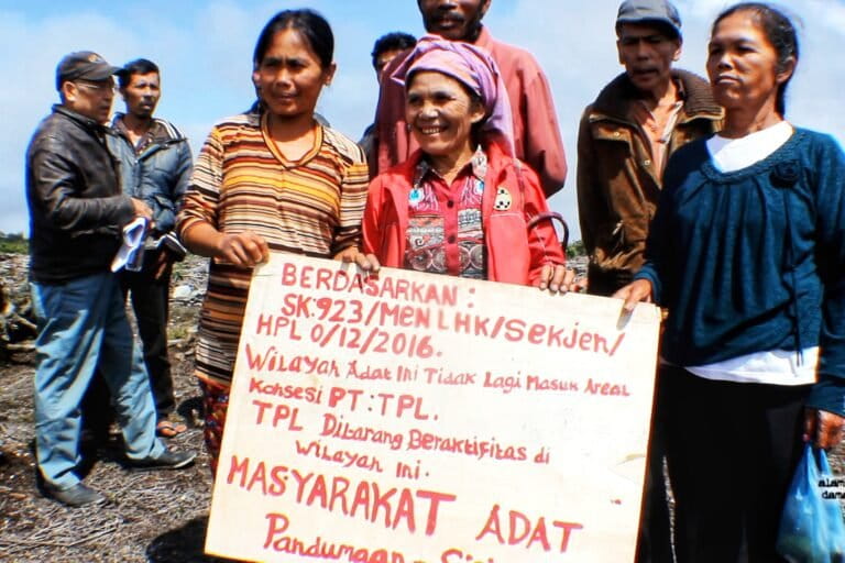 Perempuan Adat Pandumaan Sipituhuta. Foto: Ayat S Karokaro/ Mongabay Indonesia