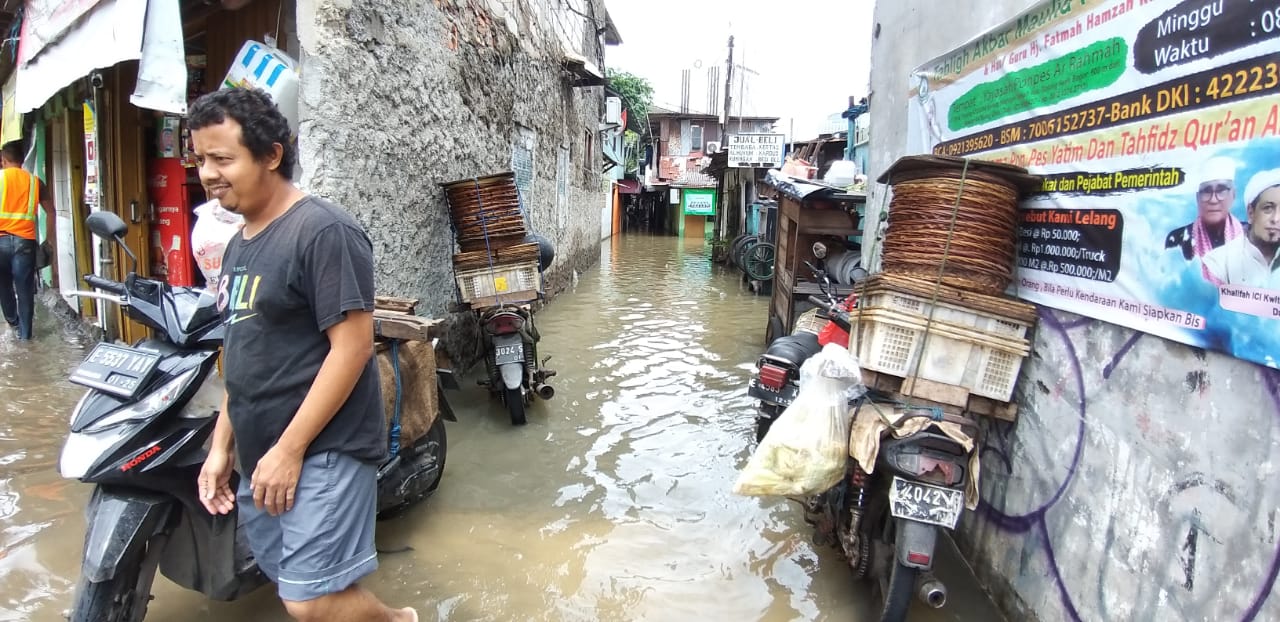 Gang-gang di Jl Mampang, Kelurahan Kuningan Barat, juga banjir, salah satu di RT02/RW02 Foto: Sapariah Saturi/ Mongabay Indonesia