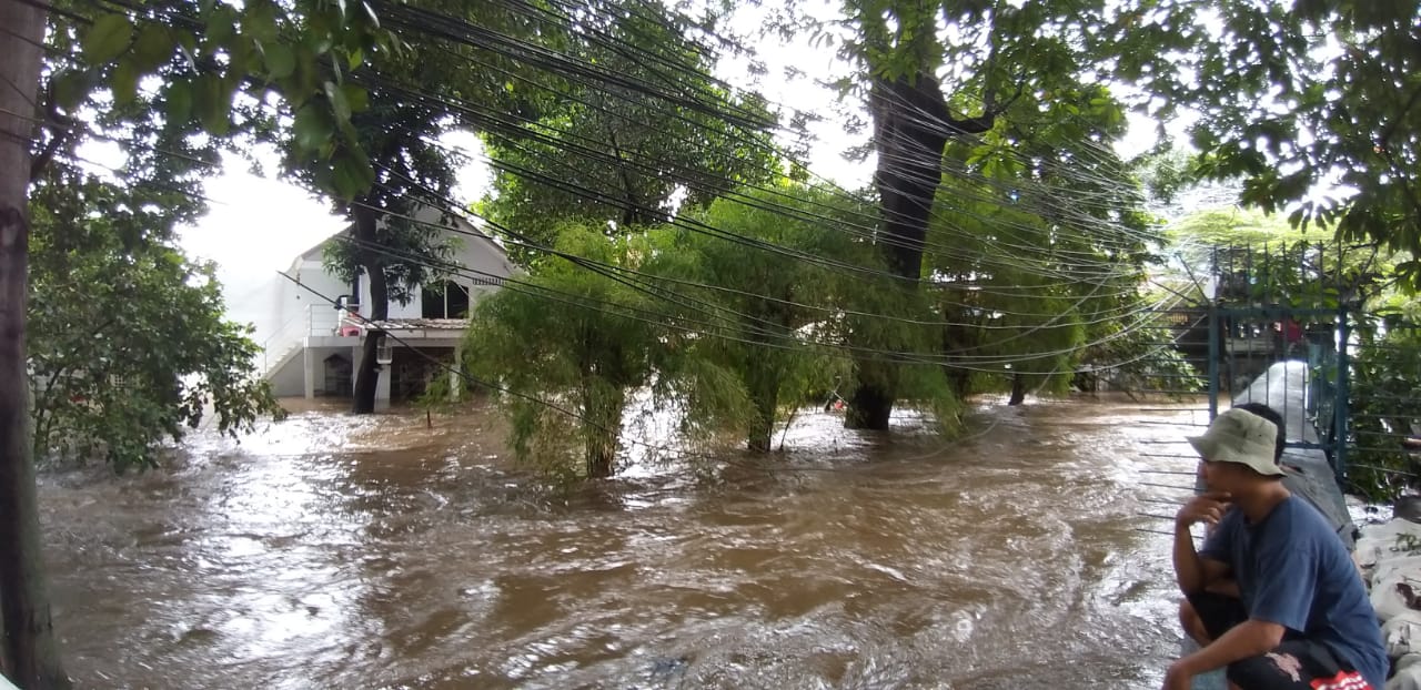 Rumah di Jalan Tendean, Jakarta, banjir lebih satu meter. Foto: Sapariah Saturi/ Mongabay Indonesia