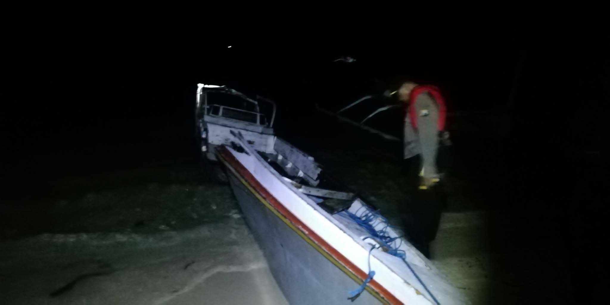 Kapal nelayan yang rusak parah setelah diduga bom ikan meledak dan menewaskan satu orang. Foto: Polsek Sapeken