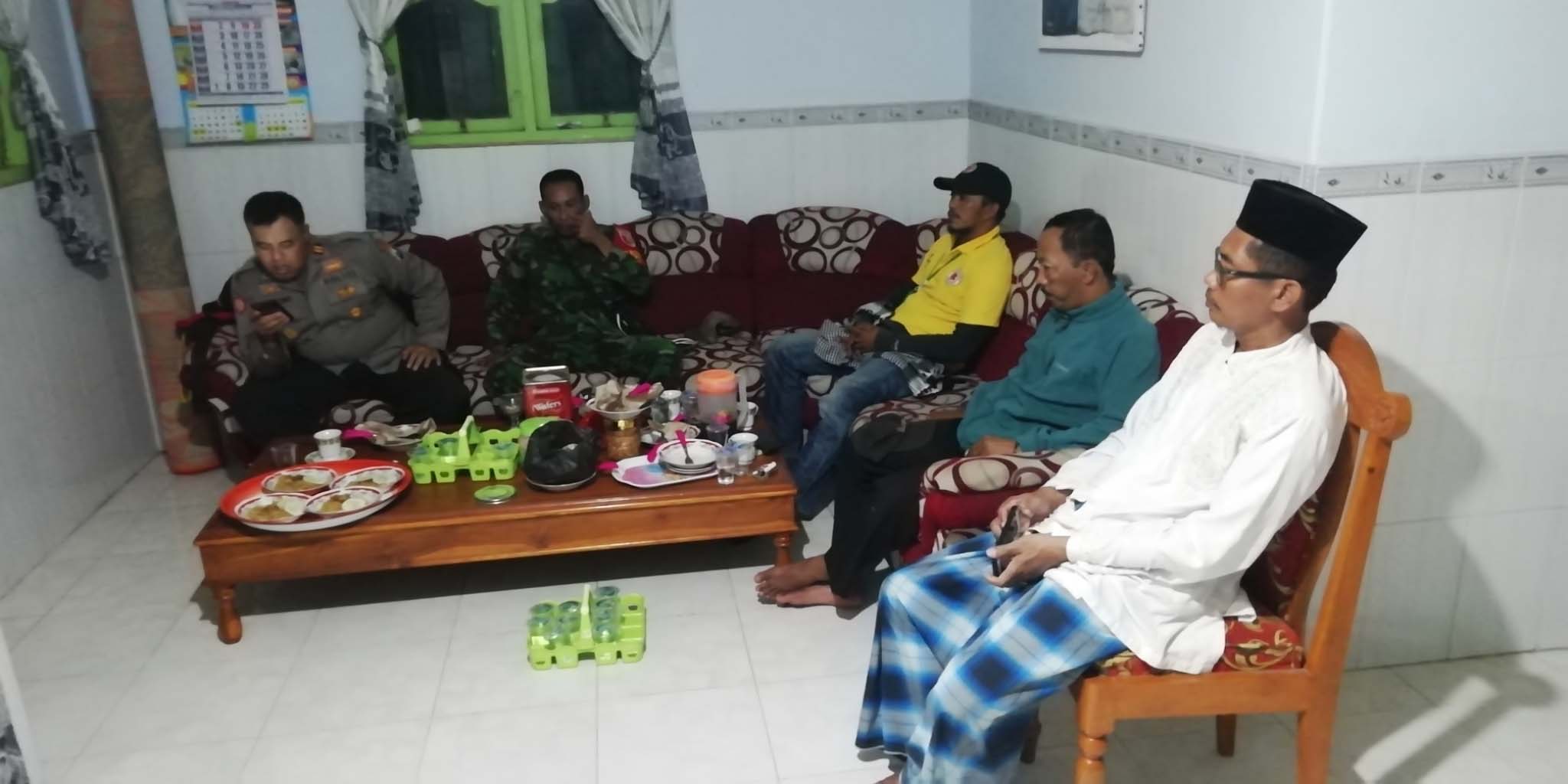 Polisi tengah mengurus nelayan tewas di laut kala menangkap ikan diduga pakai bom ikan. Foto: Polsek Sapeken