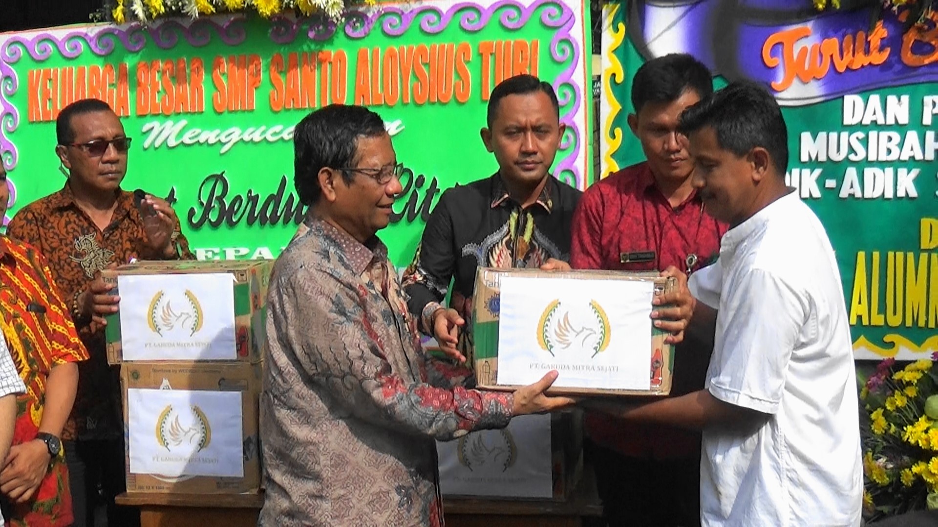Menkopolhukm HAM, Mahfud MD, kala menyerahkan bantuan. Foto: Nuswantoro/ Mongabay Indonesia