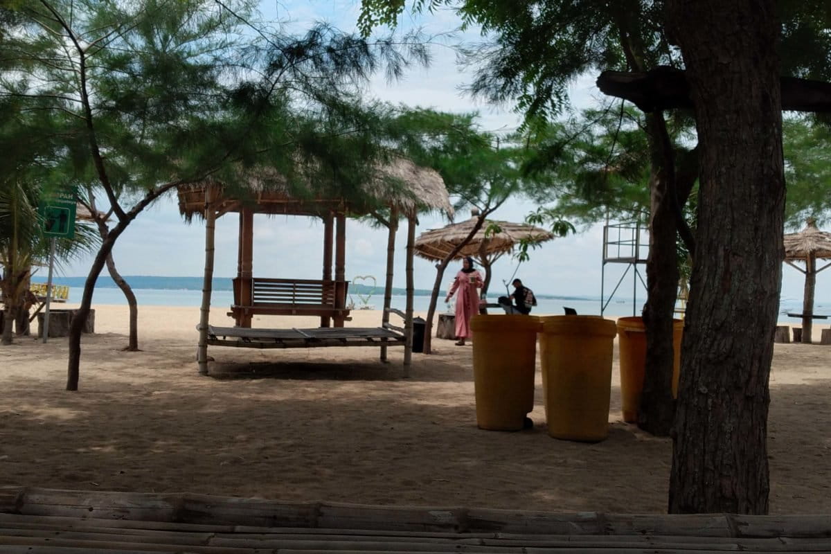 Pemandangan di Pantai Sembilan. Foto: Moh Tamimi/ Mongabay Indonesia