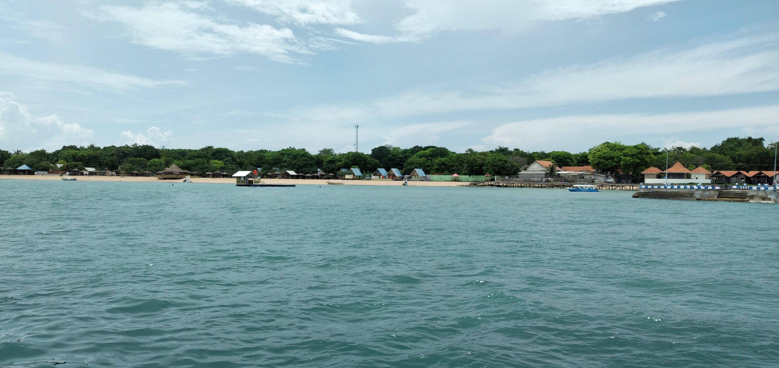 Rumah apung di Pantai Sembilan. Foto: Moh Tamimi/ Mongabay Indonesia