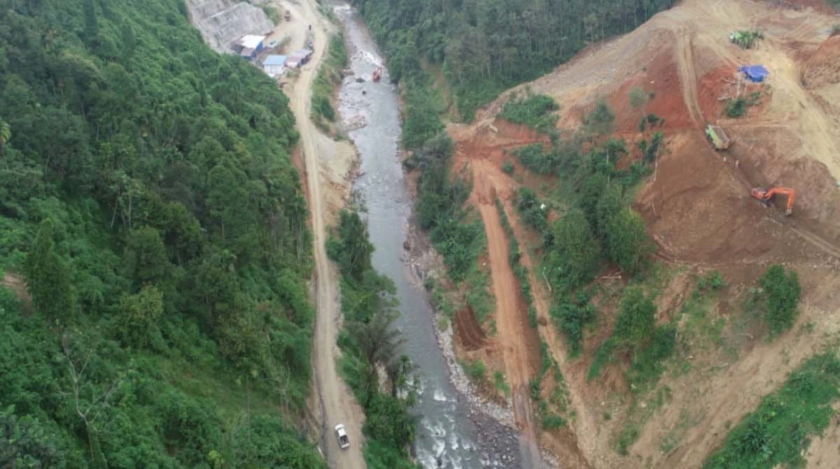 Pembangunan jalan untuk Bendungan lau Simeme, di kawasan hutan produksi. Foto: KPUPR