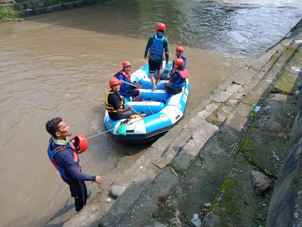 Tim pencarian korban banjir bandang di sungai yang akan jadi Bendungan Lau Simeme. Foto: Barita