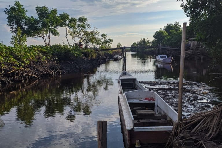Sumber air warga Kambunong ini dari sungai ini, yang tak pernah untuk keperluan mandi apalagi minum. Air berwarna keruh. Air minum warga penuhi dari hujan atau membeli galon. Foto: Agus Mawan/ Mongabay Indonesia