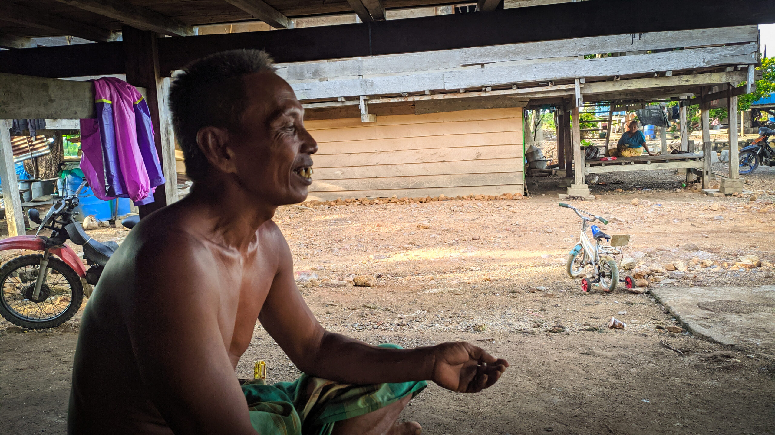 Kasim, warga Kambunong. Masa Corona, penjualan ikan tambaknya terdampak, merekapun terbatas air bersih karena mengharapkan dari pasokan air hujan. Kalau, tak ada air hujan, mereka harus berli air galon. Foto: Agus Mawan/ Mongabay Indonesia