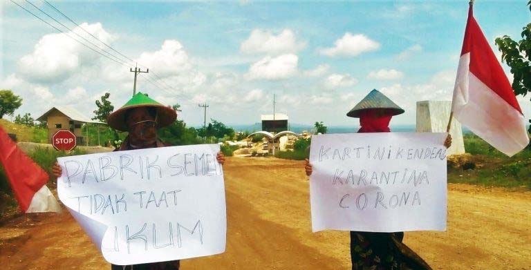 Pada 12 April lalu, 10 perempuan Kendeng, mempertanyakan pabrik semen yang terus operasi di masa pandemi Corona. Mereka aksi dengan jaga jarak dan pakai masker. Aksi itu bagian perlawanan kesekian kali para perempuan Kendeng atas operasi industri ekstraktif di wilayah mereka. Pabrik semen dianggap mengancam sumber air, ekosistem, dan mata pencaharian para petani. Foto: Jaringan Masyarakat Peduli Pegunungan Kendeng
