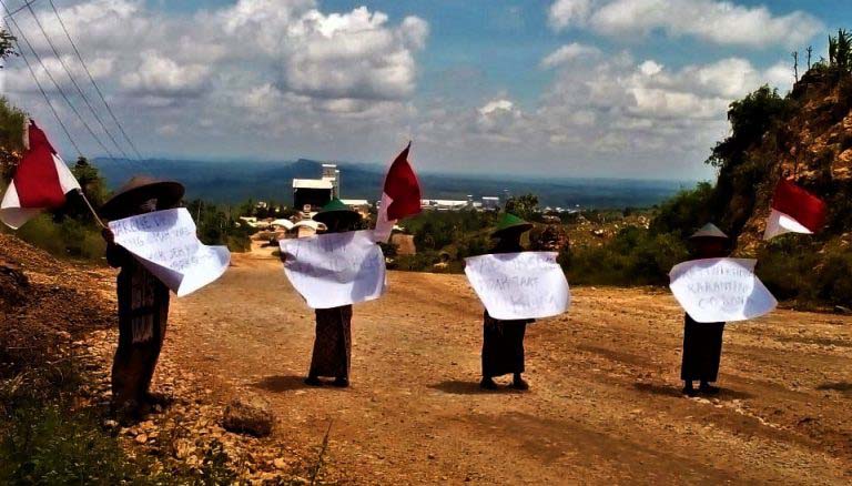 Aksi perempuan Kendeng, protes pabrik semen masih operasi kala pandemi Corona. Foto: Jaringan Masyarakat Peduli Pegunungan Kendeng