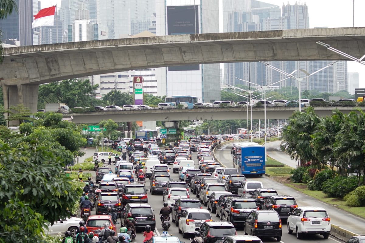 Berdasarkan data inventarisasi Dinas Lingkungan Hidup Jakarta, penyumbang polusi udara, 75% transportasi darat, 8% industri, 9% pembangkit listrik dan pemanas, dan 8% pembakaran domestik. Kendaraan bermotor yang melewati jalan di ibukota, berdasarkan data statistik transportasi Jakarta terus meningkat setiap tahun. Foto: Lusia Arumingtyas/ Mongabay Indonesia