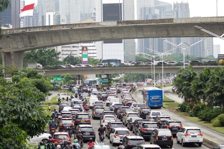 Berdasarkan data inventarisasi Dinas Lingkungan Hidup Jakarta, penyumbang polusi udara, 75% transportasi darat, 8% industri, 9% pembangkit listrik dan pemanas, dan 8% pembakaran domestik. Kendaraan bermotor yang melewati jalan di ibukota, berdasarkan data statistik transportasi Jakarta terus meningkat setiap tahun. Foto: Lusia Arumingtyas/ Mongabay Indonesia