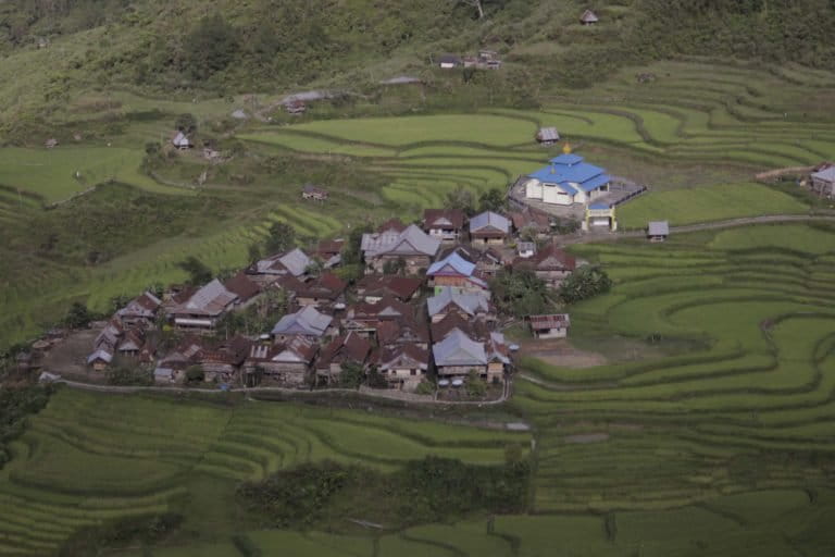 Kampung tenun Salurante di Kecamatan Rongkong, menjadi pemandangan indah ketika menuju Seko. Foto: Eko Rusdianto/ Mongabay Indonesia