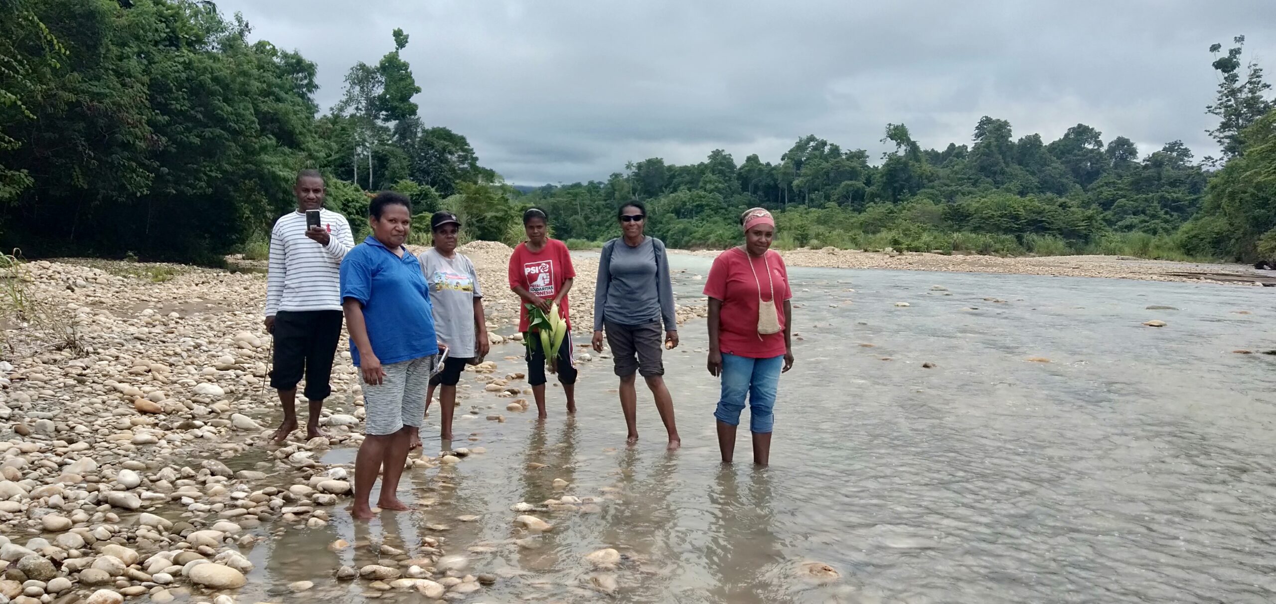 Pengurus Orpa, memantau kebun kelompok. Foto: Asrida Elisabeth/ Mongabay Indonesia