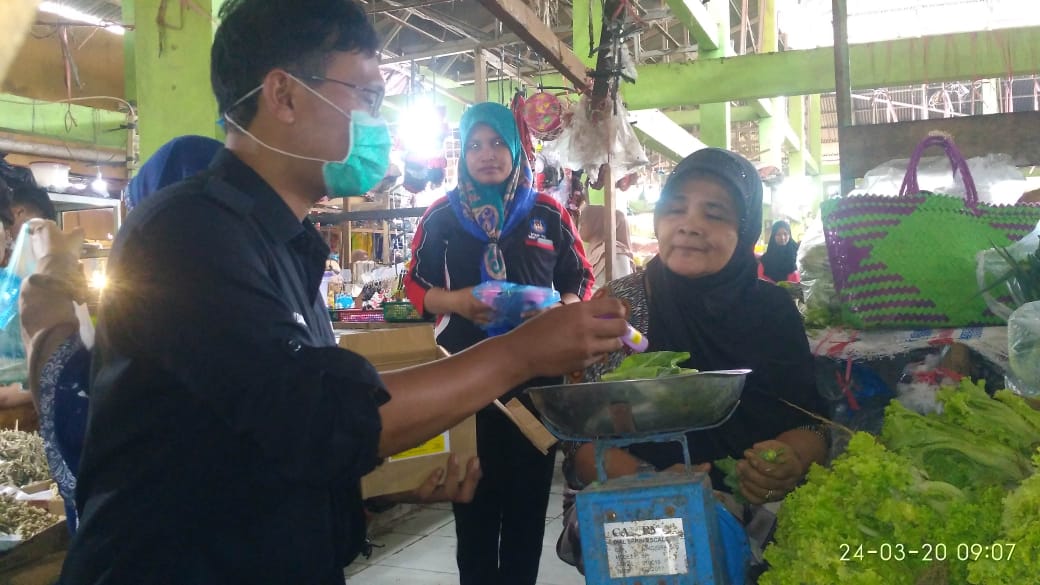 Bagikan masker kepada warga. Foto: Jaka Hendra Baittri / Mongabay Indonesia[