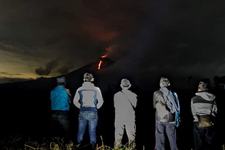 Memantau Semeru. Foto : TNBTS/Toni Artaka