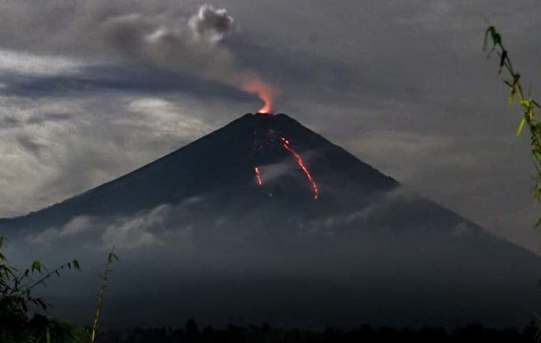 Semeru, merupakan gunungapi aktif. Pada 17 April 2020 pukul 06:08 terjadi awan panas guguran sejauh 2.000 meterke arah Besuk Bang. Potensi erupsi menerus masih ada dengan sebaran material berupa aliran lava, hujan abu lebat dan lontaran batu (pijar) di sekitar kawah dalam radius satu km dari pusat erupsi. Juga awan panas guguran sejauh empat km di sekitar lereng tenggara dan selatan.Foto : TNBTS/Toni Artaka