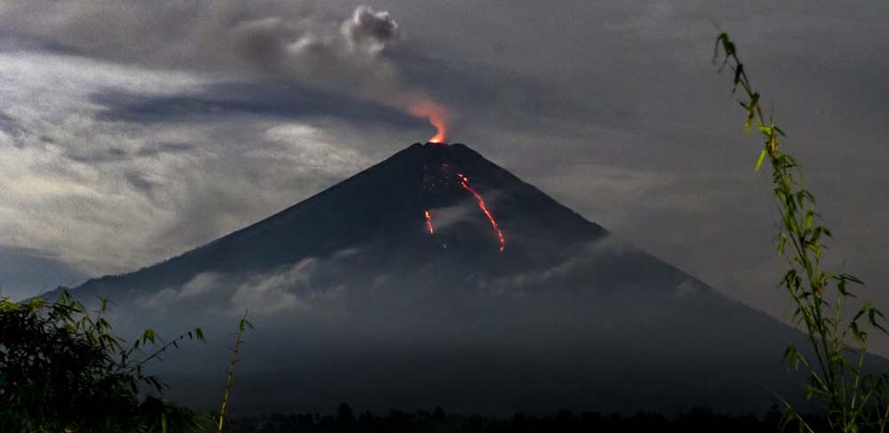Semeru, merupakan gunungapi aktif. Pada 17 April 2020 pukul 06:08 terjadi awan panas guguran sejauh 2.000 meterke arah Besuk Bang. Potensi erupsi menerus masih ada dengan sebaran material berupa aliran lava, hujan abu lebat dan lontaran batu (pijar) di sekitar kawah dalam radius satu km dari pusat erupsi. Juga awan panas guguran sejauh empat km di sekitar lereng tenggara dan selatan.Foto : TNBTS/Toni Artaka