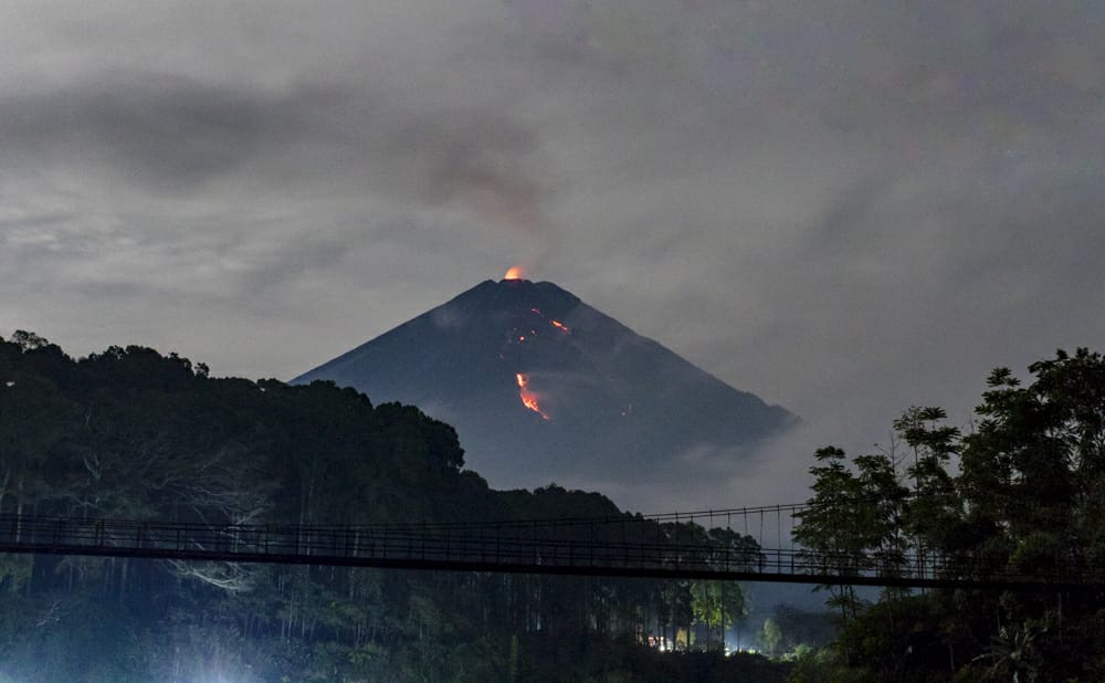 Semeru sedang beraksi. Foto: Foto : TNBTS/Toni Artaka