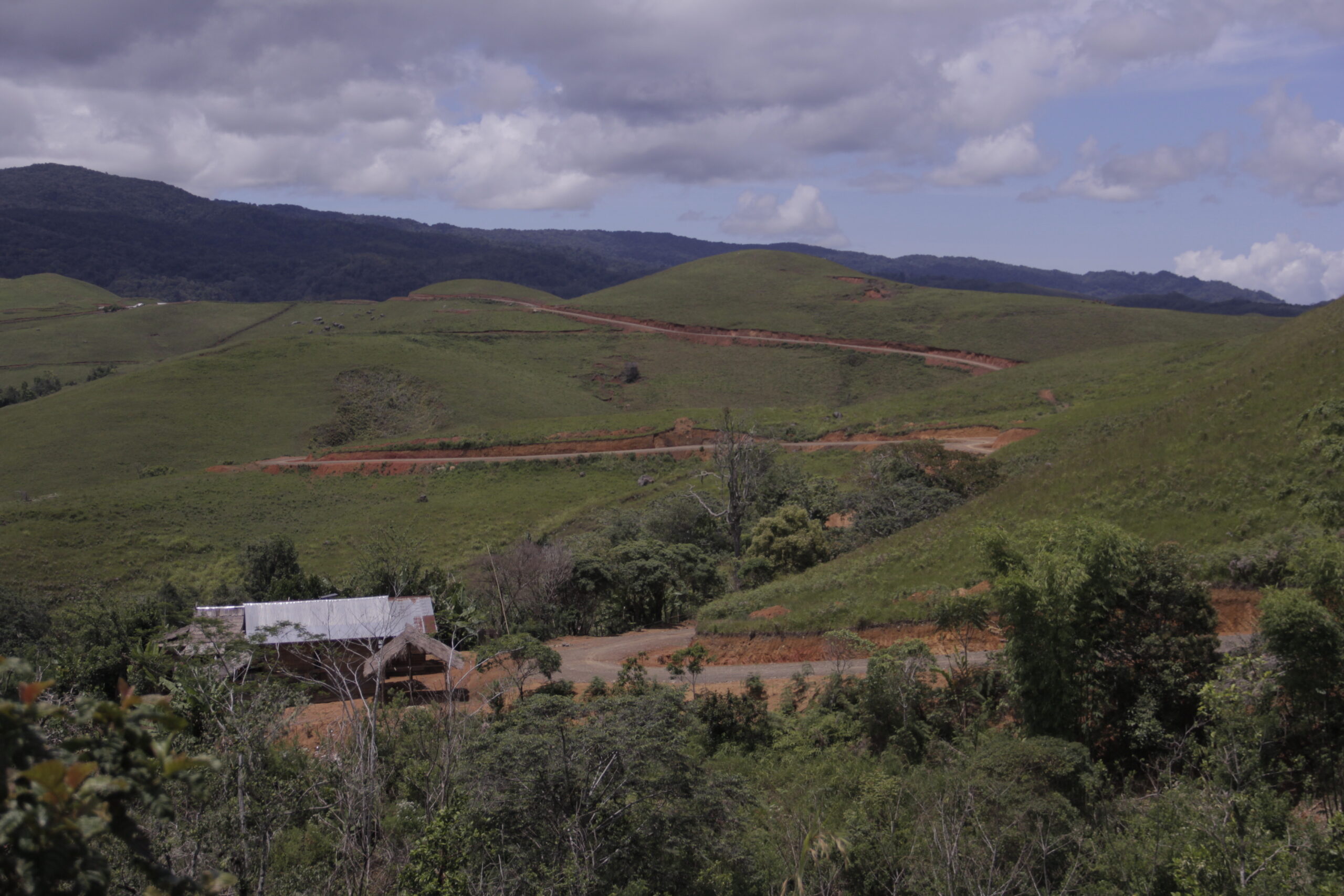 Liukan jalan menuju Kecamatan Seko. Foto: Eko Rusdianto/ Mongabay Indonesia
