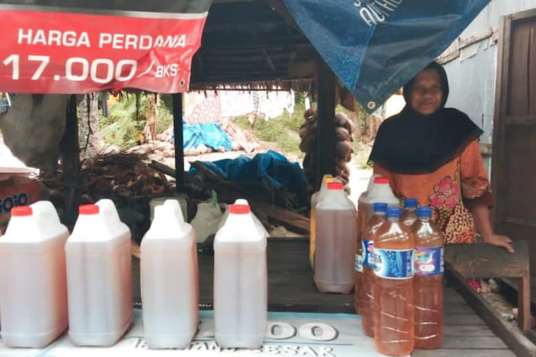 Minyak Mandar, dijual di tepi jalan. Foto: Agus Mawan/ Mongabay Indonesia