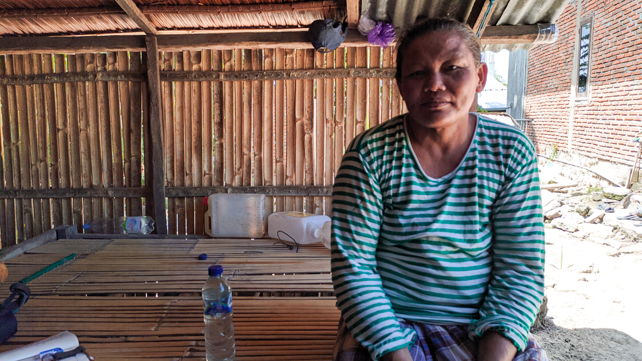 Dalniati, perajin VCO. Foto: Agus Mawan/ Mongabay Indonesia