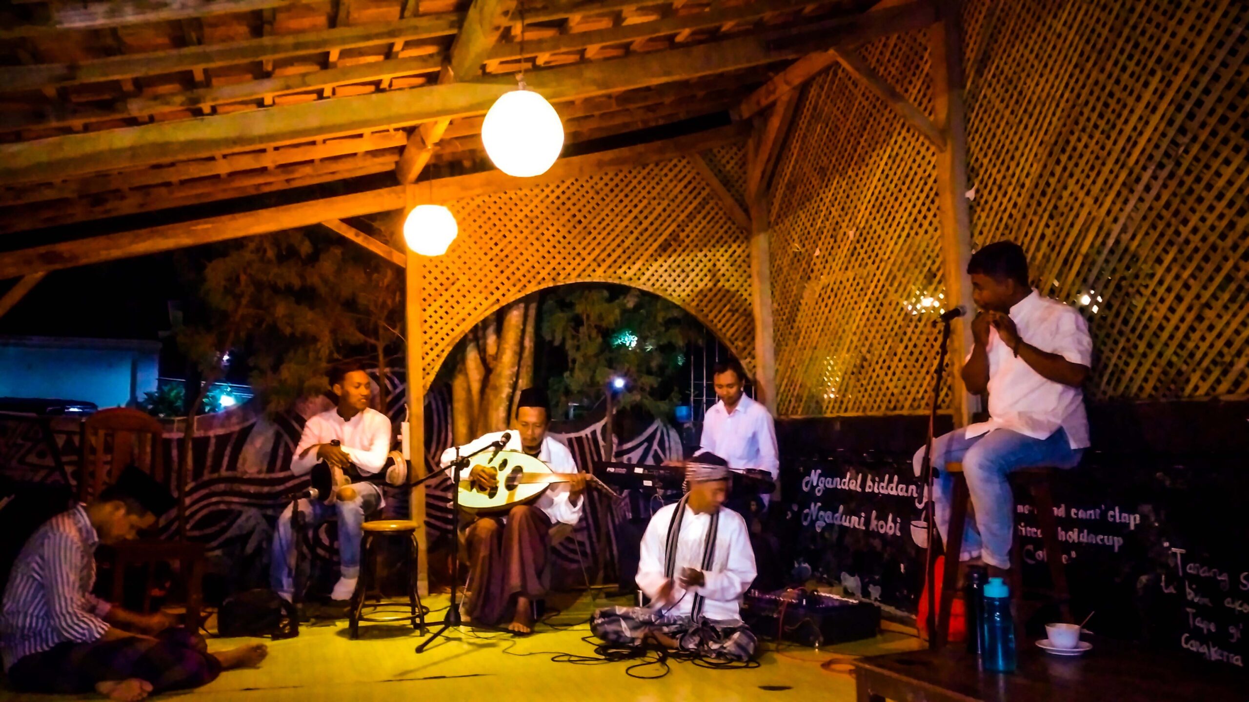 M Faizi, saat main musik sebelum peluncuran buku. Foto: Moch Tamimi/ Mongabay Indonesia