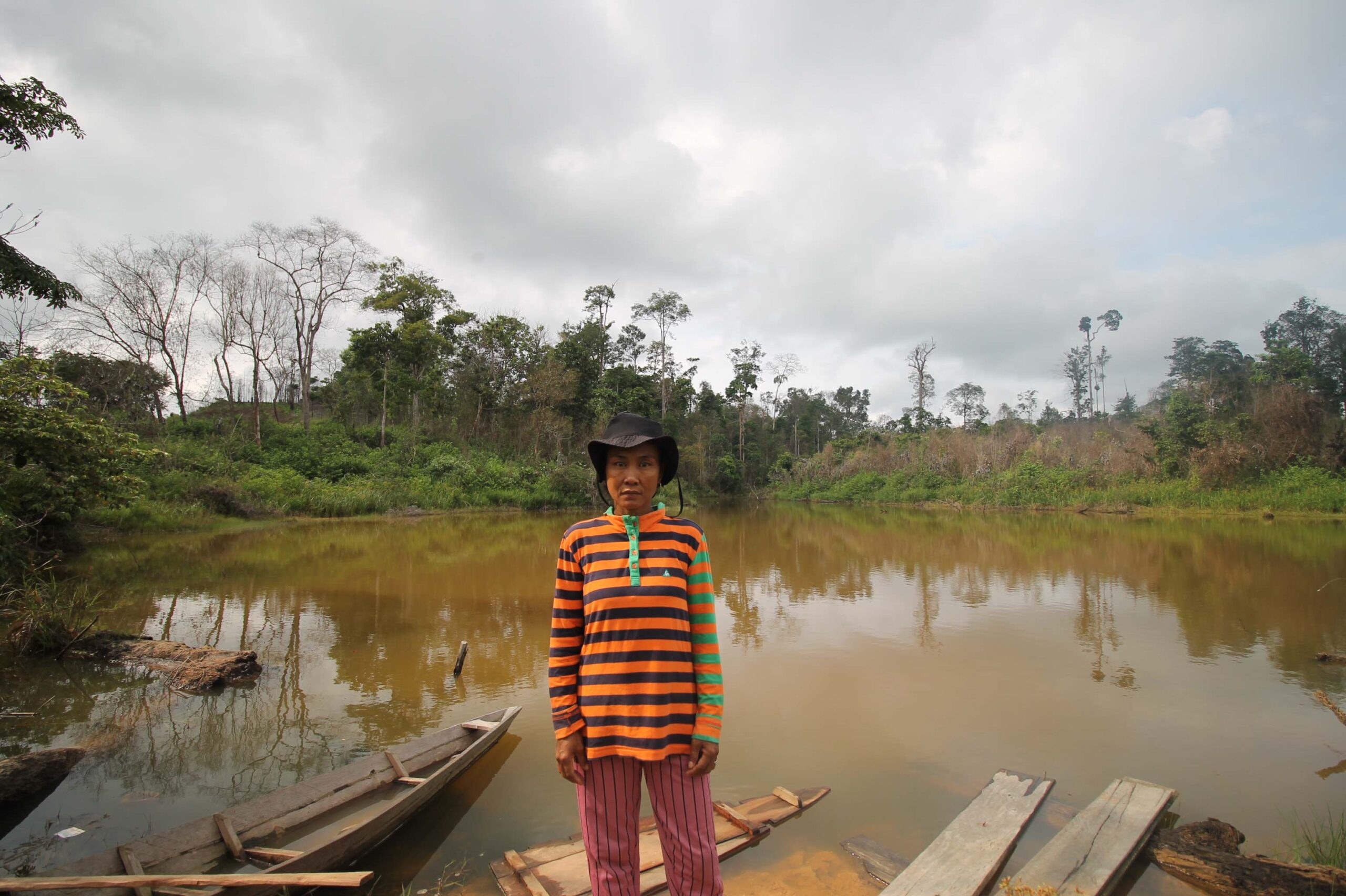 Teguh Santika, perempuan Batin Sembilan, selama tiga bulan, Teguh bersama saudara perempuannya menanam 7.000 bibit tanaman hutan seluas 70 hektar. Foto: Elviza Diana/ Mongabay Indonesia