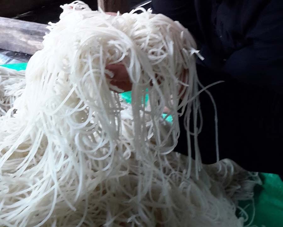 Mie sagu, dalam satu produk dari sagu yang cukup dikenal dari Sungai Tohor. Mengolah sagu jadi mie bisa jadi salah satu jalan agar ekonomi Sungai Tohor bergerak. Pasar potensial mie sagu bisa ke berbagai daerah. Mie sagu, selain bernilai tambah daripada sagu mentah, usia produk pun lebih tahan lama. Foto: dari website Pesantren Ekologi Ath-Taariq