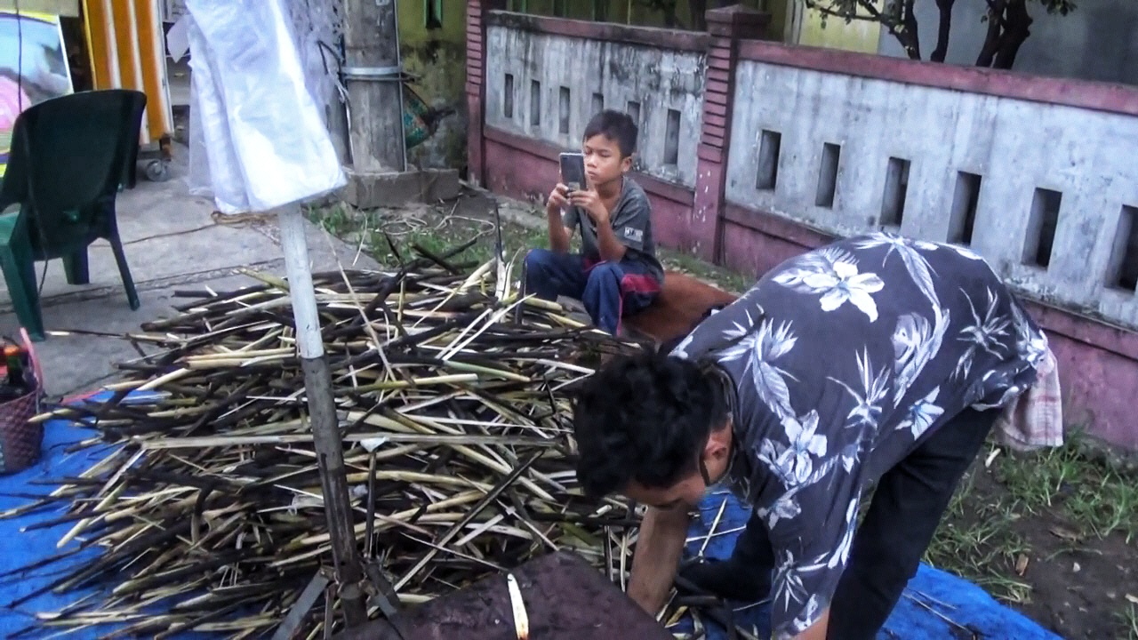Memilih rotan muda untuk bikin pakkat. Foto: Ayat S Karokaro/ Mongabay Indonesia